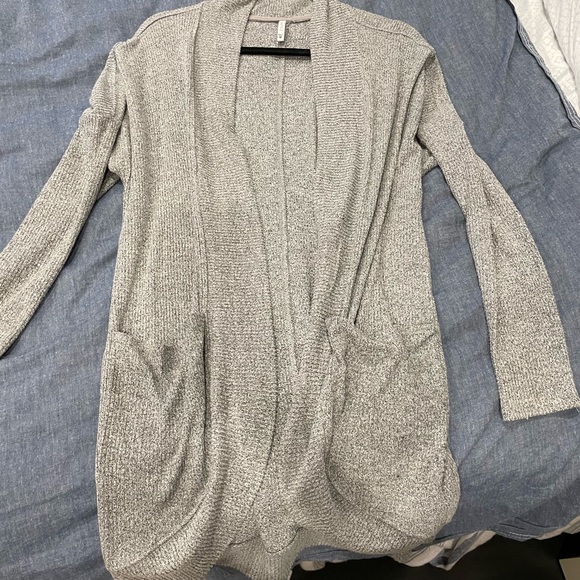 Beautiful cardigan sweater - Picture 4 of 4